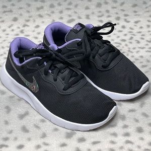 kids black nike shoes